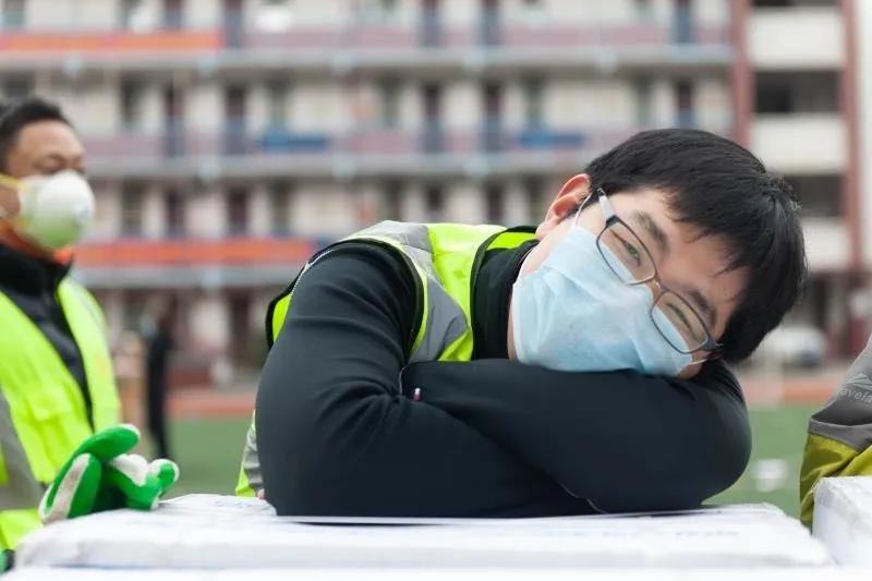 志愿者賈威：“累了，趴下歇會兒”